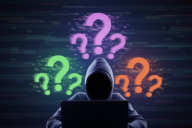 Pirata informático con capucha con signos de interrogación brillantes sobre antecedentes digitales concepto de solución y malware de preguntas frecuentes