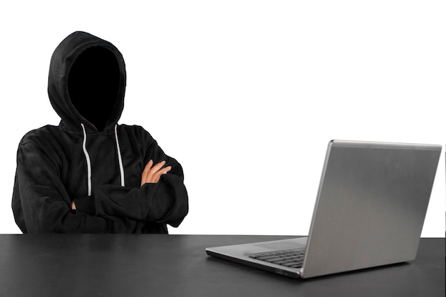 Pirata informático desconocido pensativo con mesa portátil