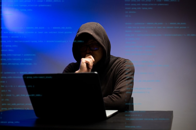 El pirata informático encapuchó los servidores de datos del gobierno de información de piratería peligrosa y obtuvo la contraseña para insertar su virus en el sistema. Desbloquee y analice los datos personales y el software.
