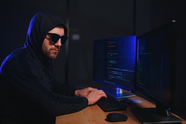 El pirata informático está hackeando la red informática del crimen informático