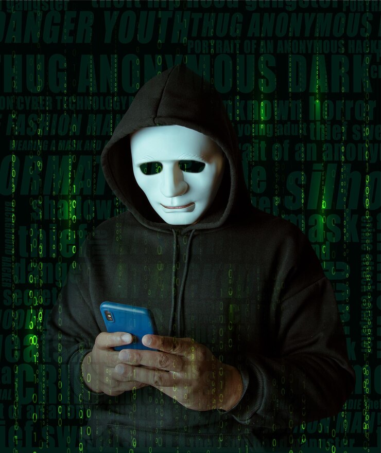 Foto pirata informático con máscara blanca con interfaz digital de código binario uso de un teléfono inteligente para robar datos financieros robo de datos de doble exposición fraude en internet red oscura y concepto de seguridad cibernética
