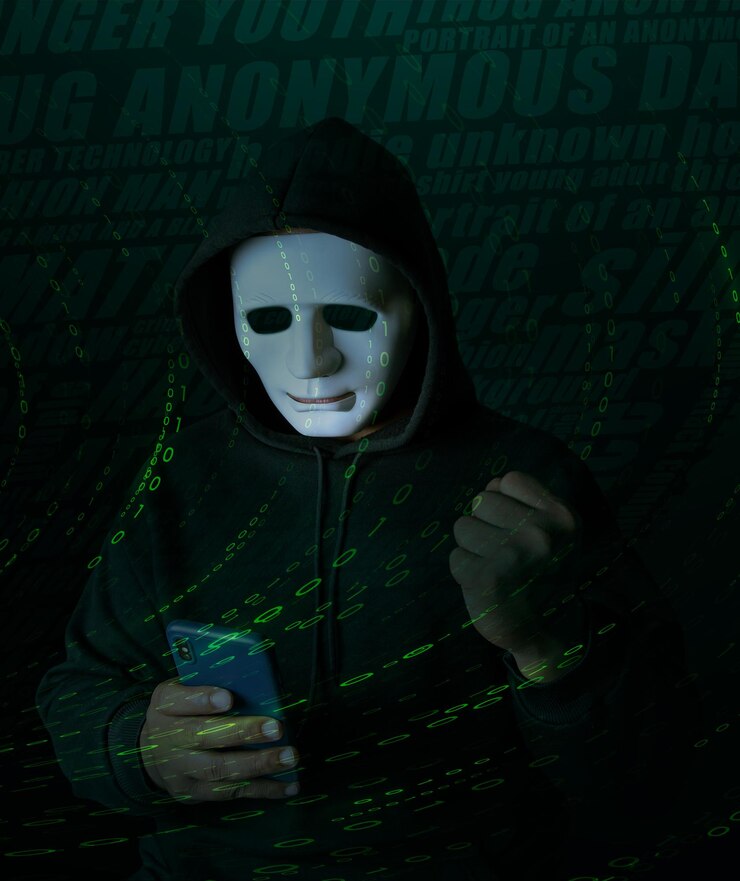 Foto pirata informático con máscara blanca con interfaz digital de código binario uso de un teléfono inteligente para robar datos financieros robo de datos de doble exposición fraude en internet red oscura y concepto de seguridad cibernética