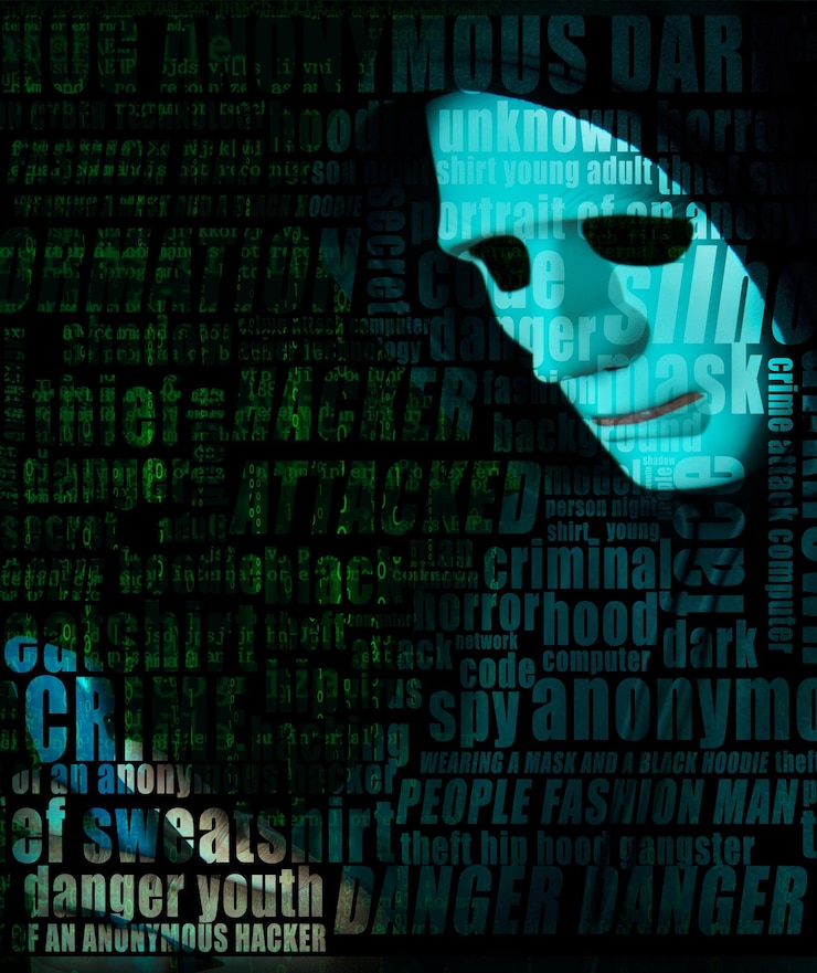 Foto pirata informático con máscara blanca con interfaz digital de código binario uso de un teléfono inteligente para robar datos financieros robo de datos de doble exposición fraude en internet red oscura y concepto de seguridad cibernética