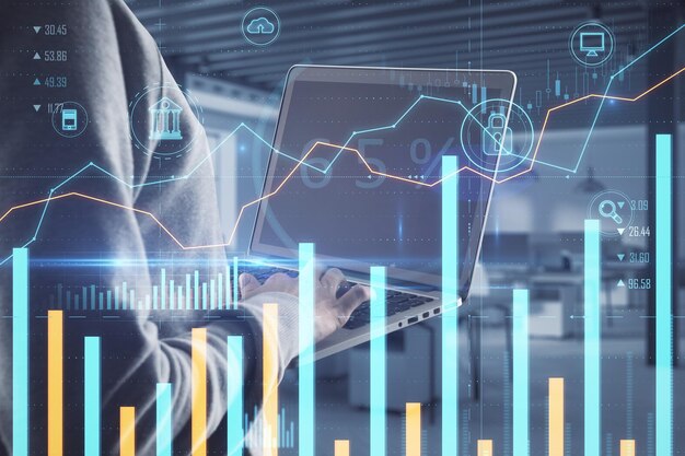 Pirata informático que usa una computadora portátil con un gráfico de negocios creativo que brilla intensamente en el fondo borroso de la oficina Concepto de piratería y finanzas de seguridad bancaria en línea Doble exposición