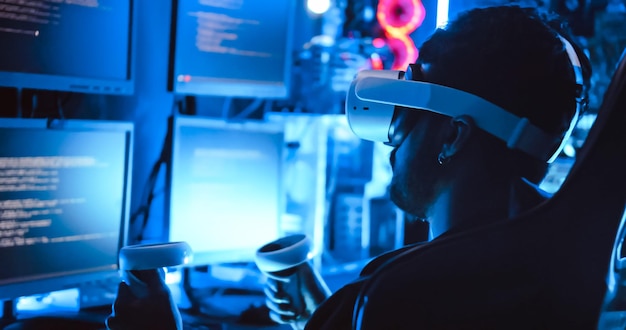 Un pirata informático que usa gafas de realidad virtual está usando una computadora para piratear datos y obtener un rescate de las víctimas
