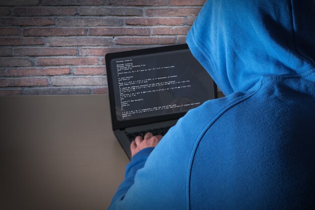 Un pirata informático roba datos de una computadora portátil