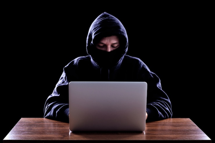 Foto pirata informático robando datos de la computadora portátil