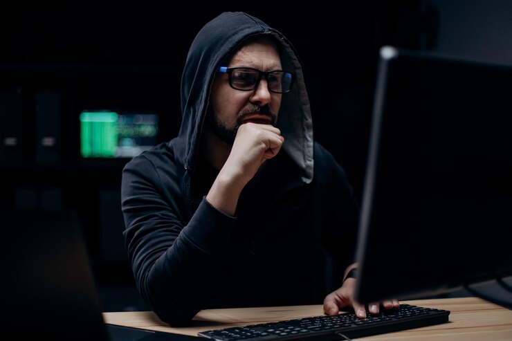 Pirata informático trabajando de noche