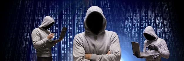 Piratas informáticos anónimos con interfaz binaria de código informático