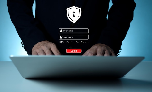 Los piratas informáticos trabajan en portátiles en la oscuridad El concepto de seguridad de la información en la red de Internet y espionaje de la información