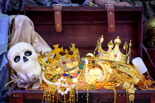 Foto piraten schatztruhe, voller goldschmuck mit piratenschädel.