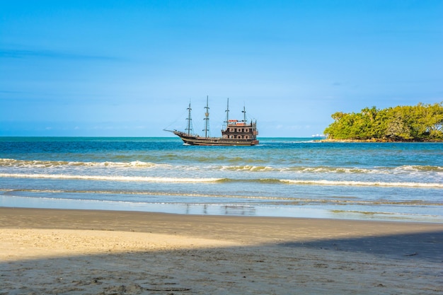 Piratenbootsegeln in der Nähe der Küste oder des Atlantiks