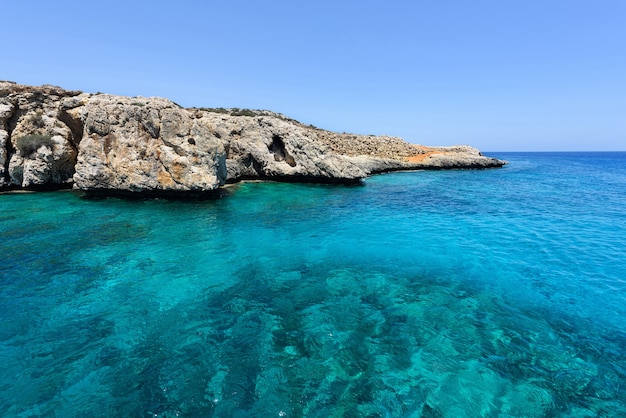 Foto piratenbucht in protaras paralimni, makelloses wasser, blaues meer und felsen, zypern-insel