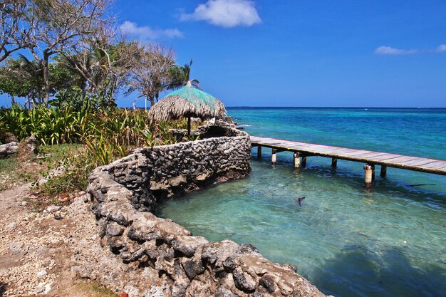 Pirateninsel im Naturschutzgebiet Rosario im karibischen Meer nahe Cartagena, Kolumbien