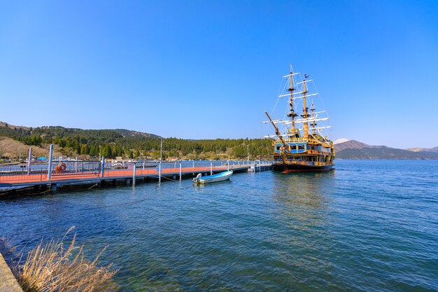 Piratenschiff auf dem Meer und Hintergrund des blauen Himmels