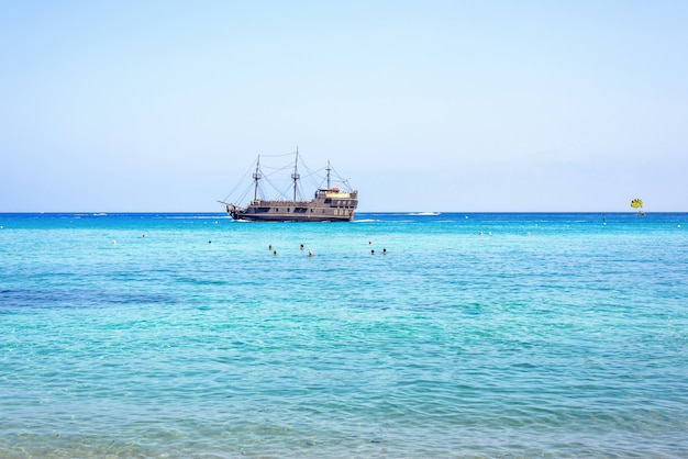 Piratenschiff und Meer in Zypern