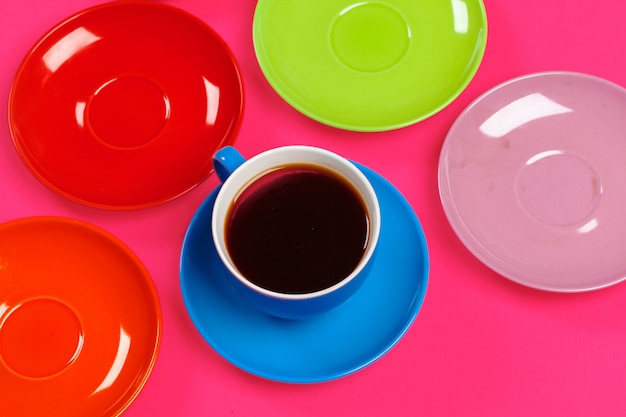 Pires e xícaras de café coloridas