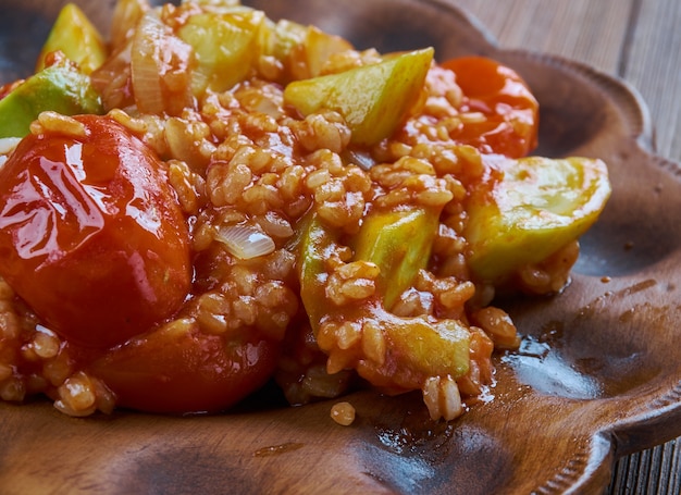 Pirinclii Kabak Yemgii plato turco con calabacín y arroz