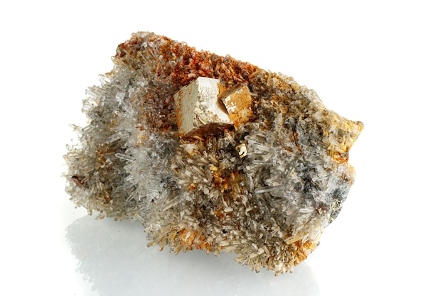 Pirita de cuarzo de piedra mineral macro sobre un fondo blanco