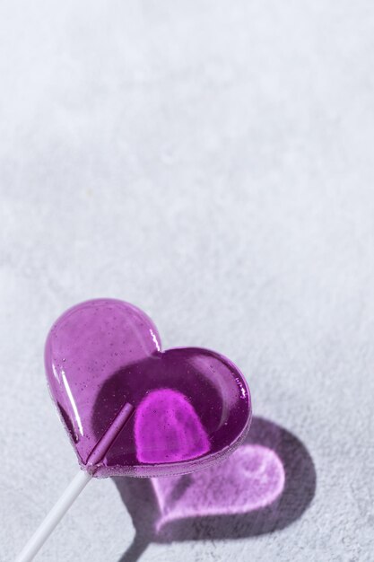 Una piruleta púrpura en forma de corazón