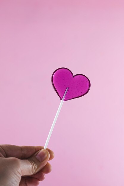 Foto una piruleta púrpura en forma de corazón
