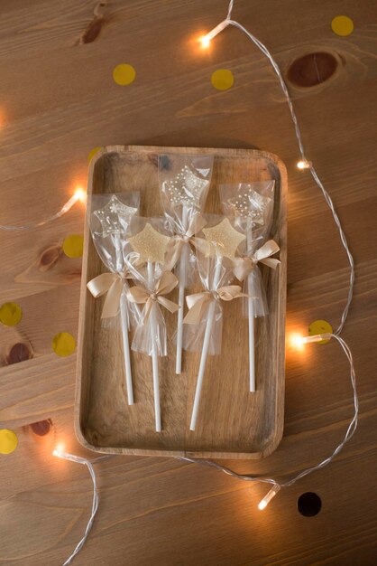 Piruletas de caramelo en forma de estrella sobre una mesa de madera