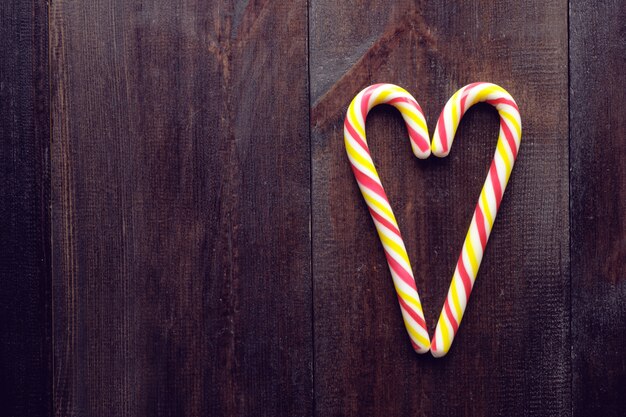 Piruletas en forma de corazón en la mesa de madera