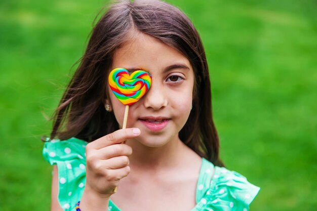 Piruletas en manos de niños Enfoque selectivo