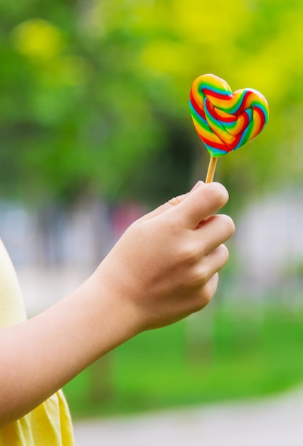 Piruletas en manos de niños Enfoque selectivo