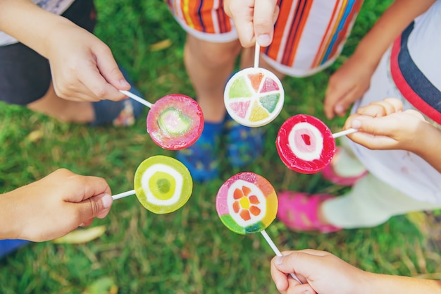 Piruletas en manos de niños