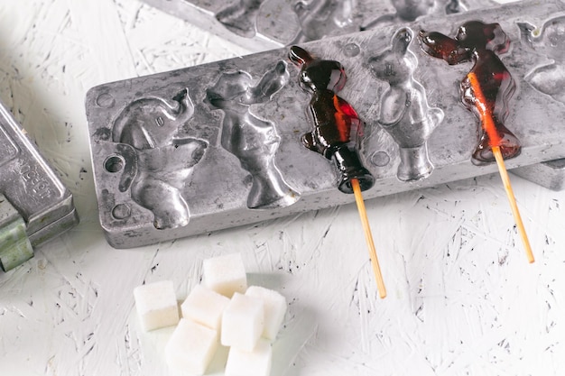 Piruletas en un palo Caramelo sobre un fondo blanco Dulces caseros