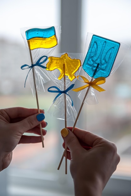 Piruletas patrióticas bajo la forma de símbolos ucranianos