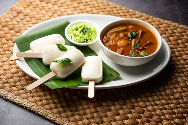 Pirulito ocioso ou doce idli com palito servido com sambar e chutneyCafé da manhã indiano do sul