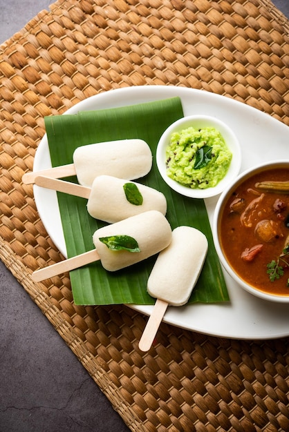 Pirulito ocioso ou doce idli com palito servido com sambar e chutneyCafé da manhã indiano do sul