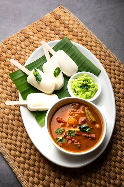 Pirulito ocioso ou doce idli com palito servido com sambar e chutneyCafé da manhã indiano do sul