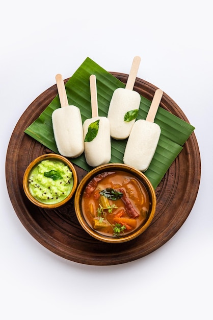 Pirulito ocioso ou doce idli com palito servido com sambar e chutneyCafé da manhã indiano do sul