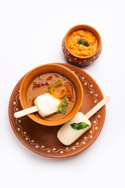 Pirulito ocioso ou doce idli com palito servido com sambar e chutneyCafé da manhã indiano do sul