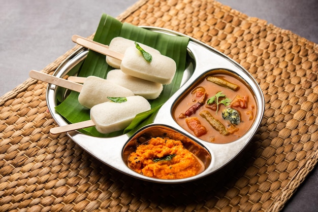 Pirulito ocioso ou doce idli com palito servido com sambar e chutneyCafé da manhã indiano do sul