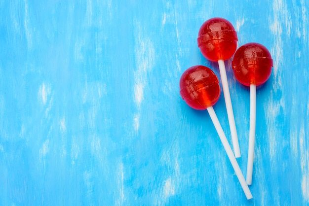 Pirulitos de três bolas vermelhas em paus brancos