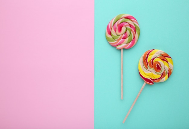 Pirulitos em um fundo colorido, conceito de doces