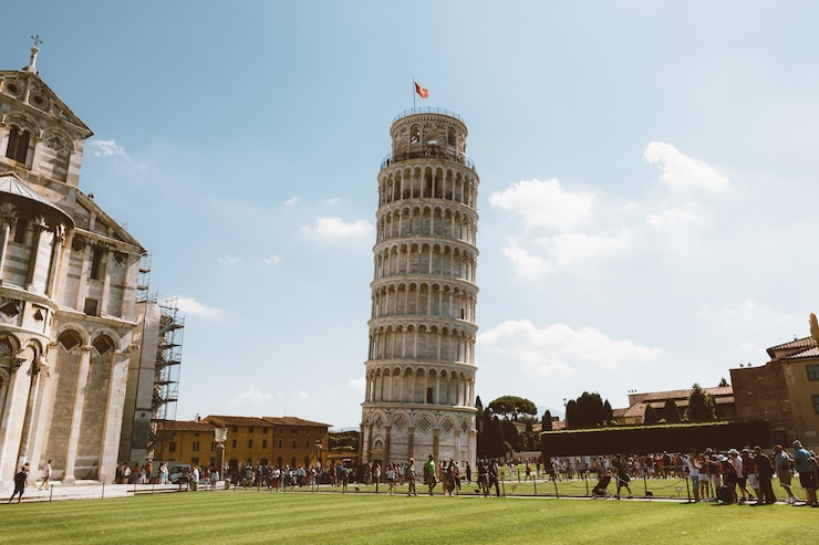 Foto pisa, itália - 29 de junho de 2018: vista panorâmica da torre inclinada de pisa ou torre de pisa (torre di pisa) é um campanário na piazza del miracoli, ou torre sineira independente, da catedral da cidade de pisa