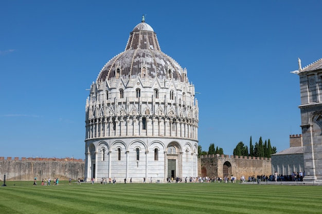 Pisa, itália - 29 de junho de 2018: vista panorâmica do exterior de pisa o batistério de são joão (battistero di san giovanni) é um edifício eclesiástico católico romano em pisa