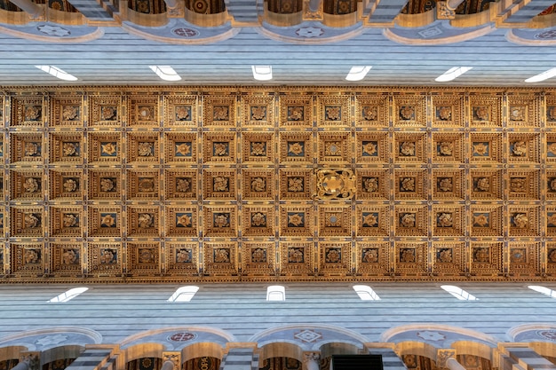 Pisa, itália - 29 de junho de 2018: vista panorâmica do interior da catedral de pisa (cattedrale metropolitana primaziale di santa maria assunta) é uma catedral católica romana medieval