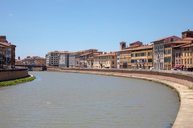 Pisa, itália - 29 de junho de 2018: vista panorâmica no centro histórico da cidade de pisa e do rio arno com ponte. dia de verão e céu azul