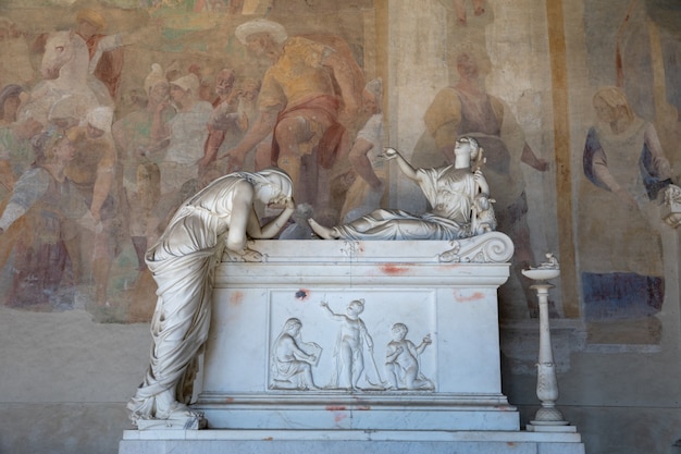 Foto pisa, italia - 29 de junio de 2018: vista panorámica del interior del campo santo, también conocido como camposanto monumentale (cementerio monumental), es un edificio histórico en el borde norte de la plaza de la catedral de pisa