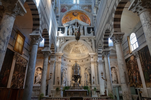 Pisa, Italia - 29 de junio de 2018: Vista panorámica del interior de la Catedral de Pisa (Cattedrale Metropolitana Primaziale di Santa Maria Assunta) es una catedral católica romana medieval