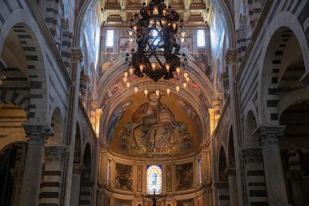 Pisa, Italia - 29 de junio de 2018: Vista panorámica del interior de la Catedral de Pisa (Cattedrale Metropolitana Primaziale di Santa Maria Assunta) es una catedral católica romana medieval