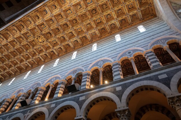 Pisa, Italien - 29. Juni 2018: Panoramablick auf das Innere der Kathedrale von Pisa (Cattedrale Metropolitana Primaziale di Santa Maria Assunta) ist eine mittelalterliche römisch-katholische Kathedrale?