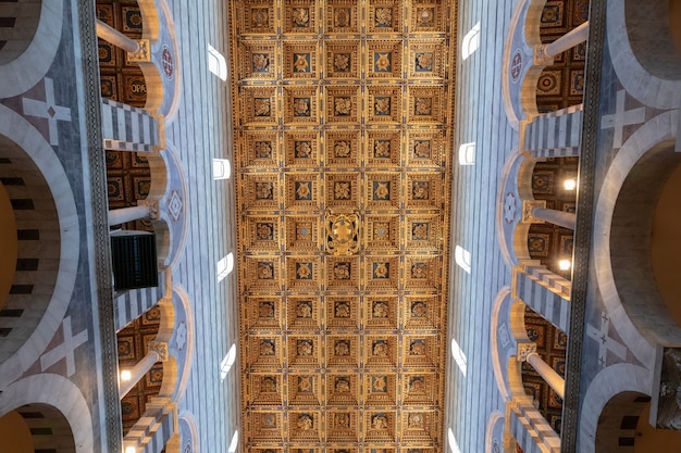 Pisa, Italien - 29. Juni 2018: Panoramablick auf das Innere der Kathedrale von Pisa (Cattedrale Metropolitana Primaziale di Santa Maria Assunta) ist eine mittelalterliche römisch-katholische Kathedrale?