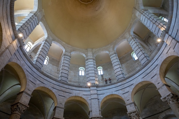 Pisa, Italien - 29. Juni 2018: Panoramablick auf das Innere des Baptisteriums von Pisa (Battistero di San Giovanni) ist ein römisch-katholisches Kirchengebäude in Pisa